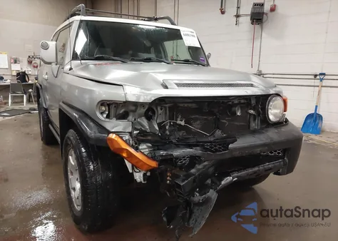 2010 Toyota Fj Cruiser z USA, uszkodzony, nr VIN JTEBU4BF5AK072769